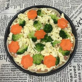 铺上西兰花和胡萝卜。