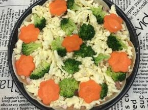 铺上西兰花和胡萝卜。