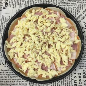 加入马苏里拉，撒上少许披萨草。