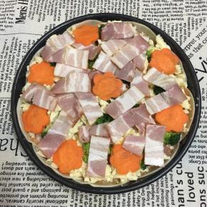 再铺上一些培根。