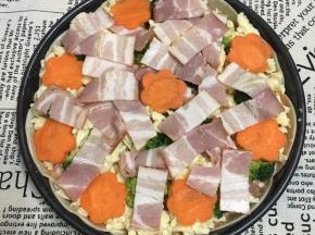 再铺上一些培根。