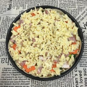 最后再铺上一层厚厚的马苏里拉，撒上少许披萨草。