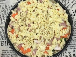 最后再铺上一层厚厚的马苏里拉，撒上少许披萨草。