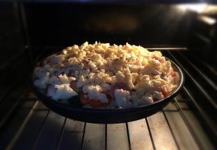 送入事先预热好的烤箱中层，上下火200度，16分钟左右。