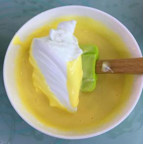 取三分之一的蛋白霜到蛋黄糊里，翻拌均匀。