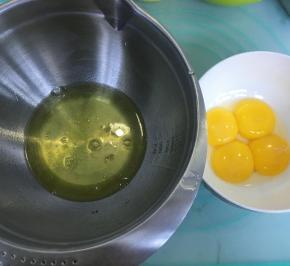 蛋黄，蛋白分离，分别装入无油无水的容器中。