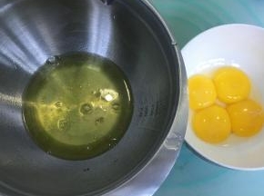 蛋黄，蛋白分离，分别装入无油无水的容器中。