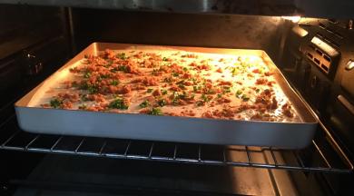 送入事先预热好的烤箱中层，上下火150度，35分钟左右。