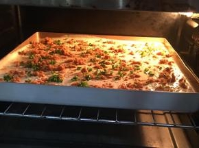 送入事先预热好的烤箱中层，上下火150度，35分钟左右。