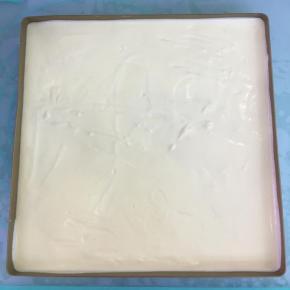 将拌好的蛋糕糊倒入不粘烤盘中（屋诺28*28金色不粘烤盘），轻轻的晃动几下，再用力震几下，震出大气泡。