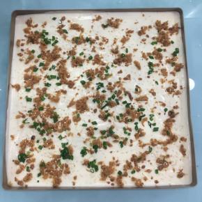 再撒上白芝麻和葱花。