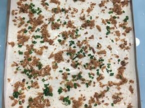 再撒上白芝麻和葱花。