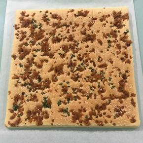 烤好后戴上隔热手套将烤盘取出，倒扣在烤架上，降温后脱模到油纸上。