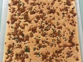 烤好后戴上隔热手套将烤盘取出，倒扣在烤架上，降温后脱模到油纸上。