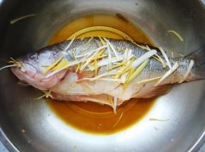 倒入料酒，涂抹均匀，腌制10分钟。