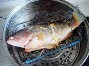 鱼放入蒸锅，蒸20分钟。