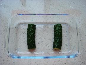 器皿里放入对半切开的黄瓜段，支持起鱼身，易熟也更入味。