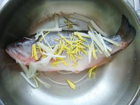 撒入盐揉均匀，再撒上葱姜丝。