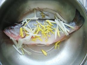撒入盐揉均匀，再撒上葱姜丝。