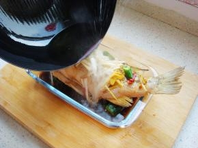 烧热少量的食用油淋在鱼身上即可。