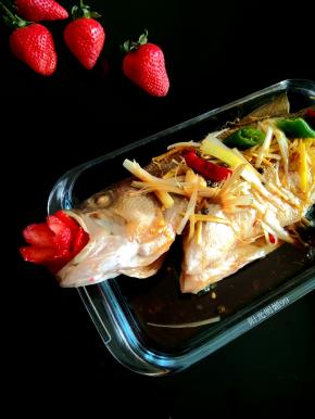 可用草莓刻出花朵点缀。