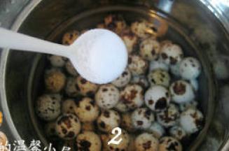 买来的鹌鹑蛋先用清水洗去浮土，然后放在锅中，加入清水，放少许盐。大火煮开后，再接着煮两分钟。关火，盖上锅盖焖五分钟；