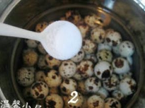 买来的鹌鹑蛋先用清水洗去浮土，然后放在锅中，加入清水，放少许盐。大火煮开后，再接着煮两分钟。关火，盖上锅盖焖五分钟；