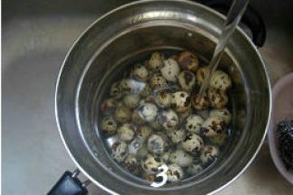 把鹌鹑蛋放在自来水龙头下过凉；