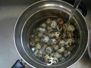 把鹌鹑蛋放在自来水龙头下过凉；