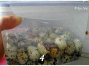 凉透的鹌鹑蛋放入保鲜盒中，倒入与鹌鹑蛋齐平的清水，盖上盖子。双手抓紧保鲜盒，上下左右大力晃动一、两分钟；