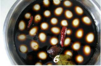 将剥完壳的鹌鹑蛋放入卤水汁中，覆上保鲜膜，放冰箱冷藏三、四小时后即可食用。中间将
鹌鹑蛋上下翻动一次，保证每个鹌鹑蛋上色均匀。