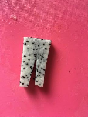 火龙果肉切片，小刀划出男孩裤子的形状。