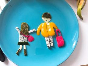 海苔剪出女孩的头发、男孩的头发，女孩的鞋子和男孩的鞋子。黄瓜皮切一小块剪成女孩的裙子。