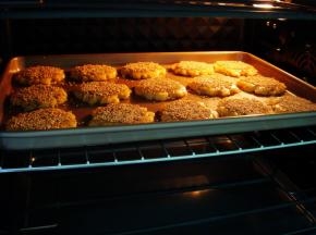 烤箱提前预热上下170度，放中层烤20分钟。（最后几分钟可以拉开一点烤箱门观察颜色，烤到喜欢的程度，以免烤过。）待晾凉后食用，会变的非常的酥脆！