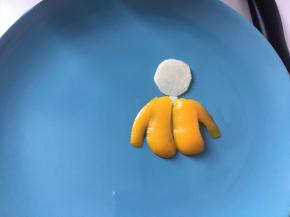 将修剪好的甜椒片放到合适的位置上。