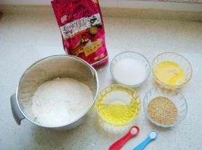 所需材料称好备用。（芝麻提前用微火炒熟，这样会更香）