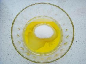 鸡蛋液，玉米油，绵白糖倒入大盆里。（绵白糖易融化，如果是白砂糖就用料理机打成粉）