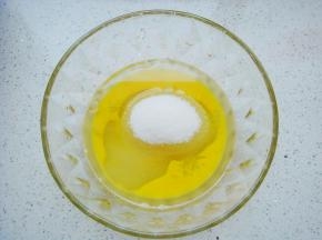 鸡蛋液，玉米油，绵白糖倒入大盆里。（绵白糖易融化，如果是白砂糖就用料理机打成粉）