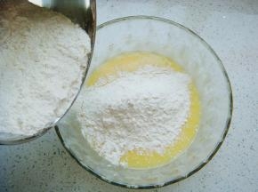 倒入低筋面粉。