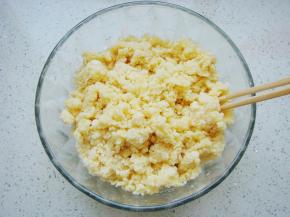 先用筷子搅拌成面絮。