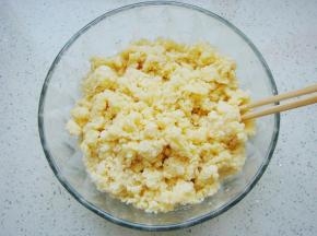 先用筷子搅拌成面絮。