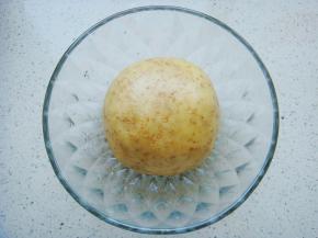 用手抓握和成面团，面团会有点点散，压几次就很容易成团了。