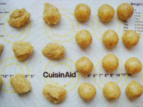 把面团平均分成35克一个的小剂子，放在手心里团成光滑的小圆球。