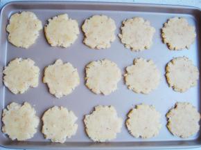 用刮板压成厚度约一厘米的饼胚，周边会有自然的裂纹张开，放入烤盘中。