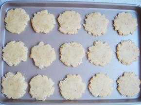 用刮板压成厚度约一厘米的饼胚，周边会有自然的裂纹张开，放入烤盘中。