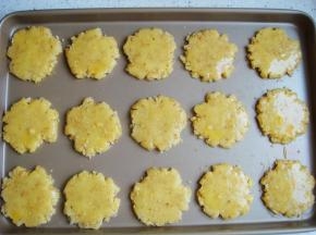 表面均匀的刷上鸡蛋液。