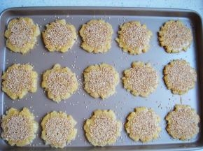 再撒上满满的熟芝麻（分量外），自己动手做就是要料足足哒。