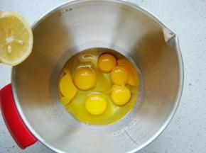 盆里无水无油，打入2鸡蛋和4个蛋黄。挤入数滴柠檬汁增加清香味。（没有柠檬可忽略不加）