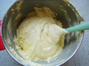 用刮刀翻拌均匀至没有干粉。翻拌好的糊糊很浓稠。（类似炒菜的动作，不要划圈哦避免消泡）