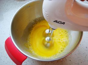 打蛋器高速打发。